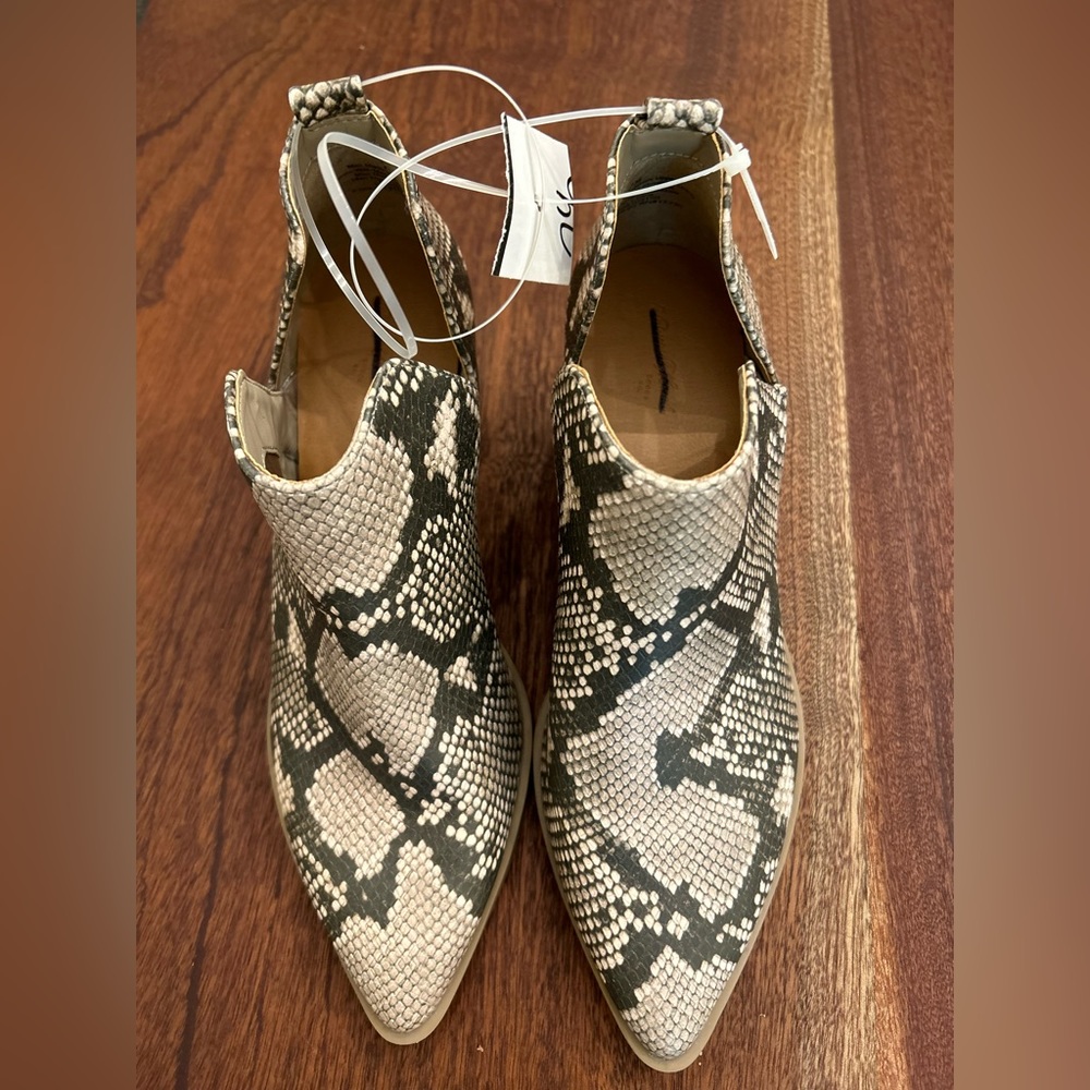 Brand new universal thread snakeskin booties